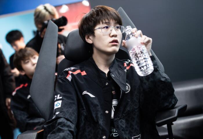 也符合伯恩 也符合伯恩